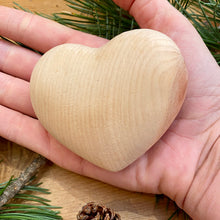 Carica l&#39;immagine nel visualizzatore di Gallery, piccolo cuoricino portafortuna in legno di cirmolo dal profumo calmante. Kleines Zirbenholzherz. Stone pine wood heart.
