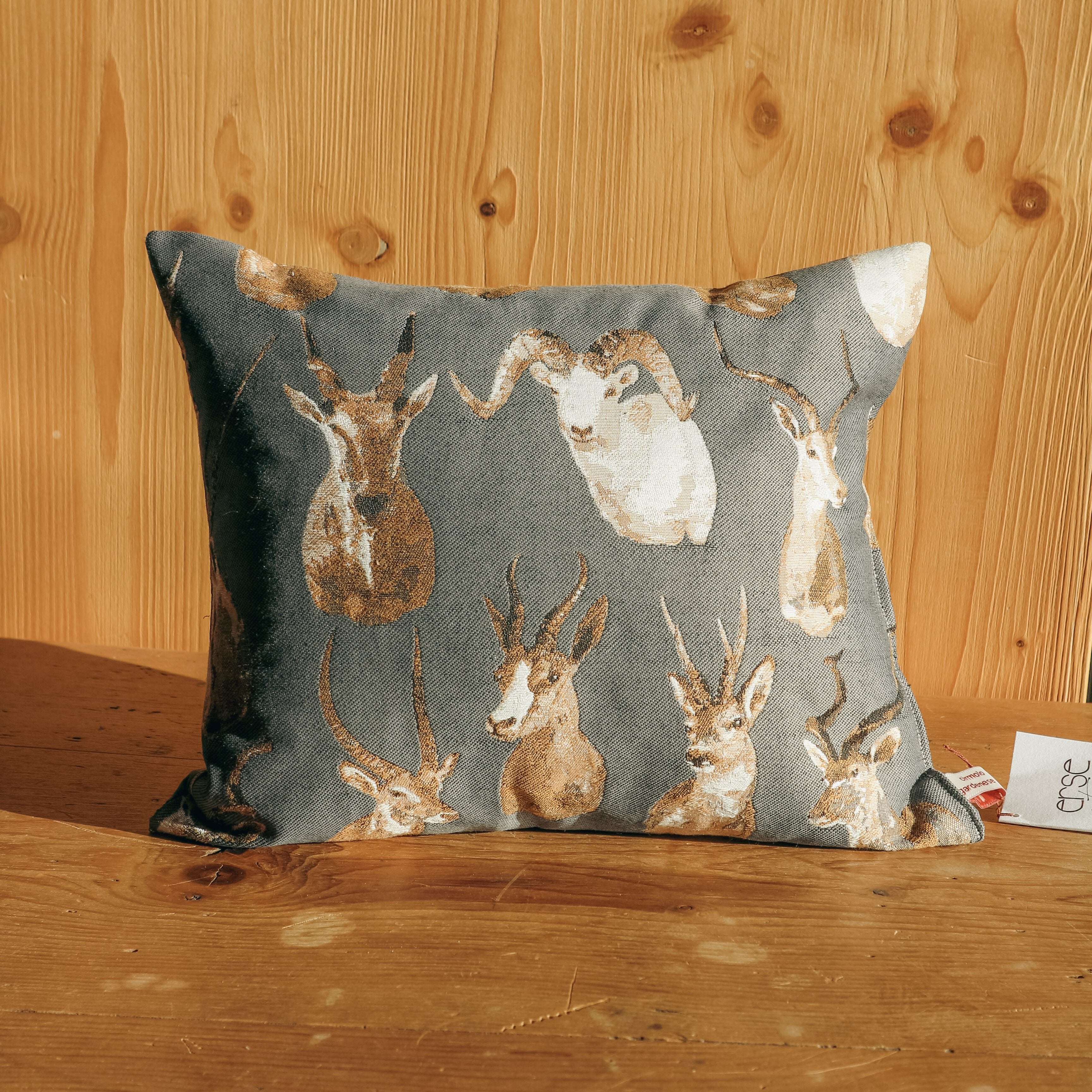 Antlers - cuscino con fiocchi di legno di cirmolo