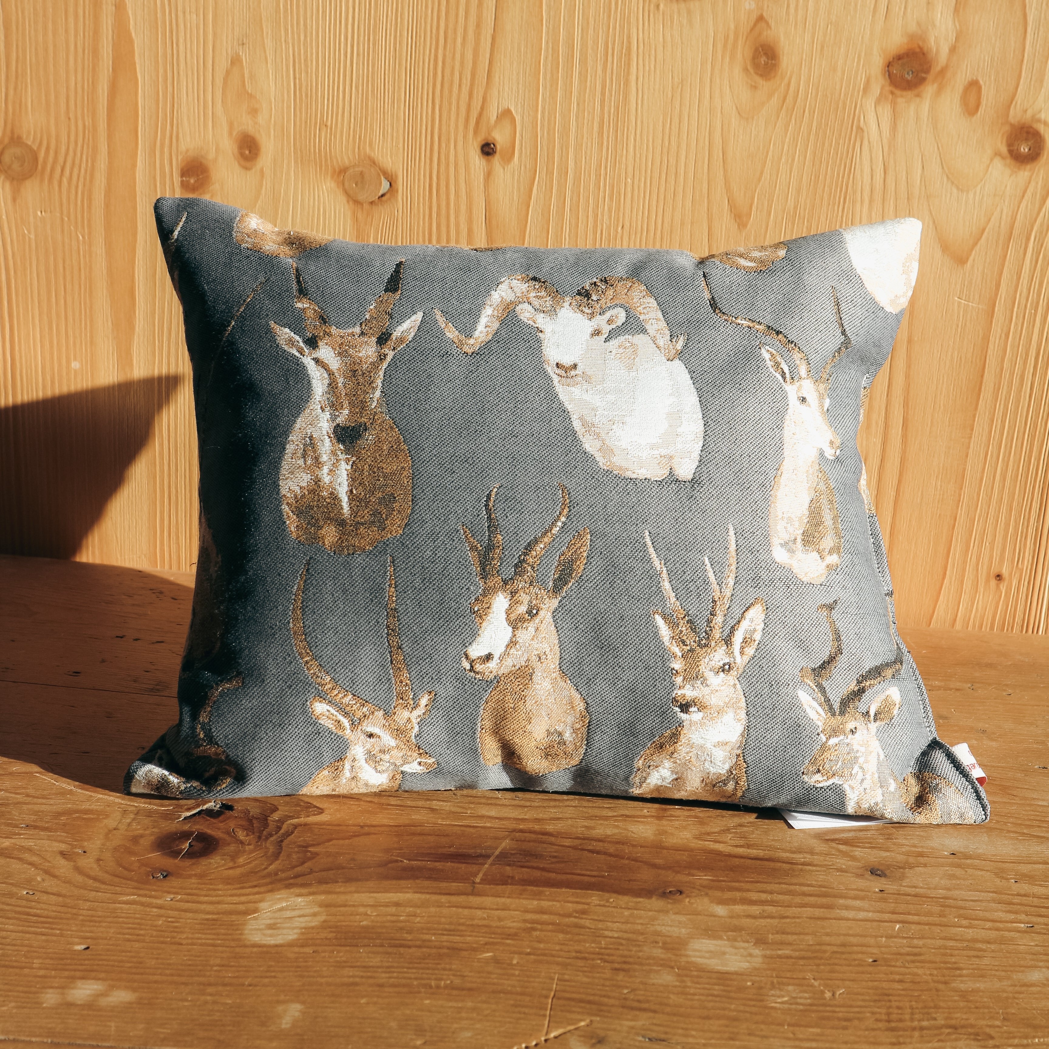 Antlers - cuscino con fiocchi di legno di cirmolo
