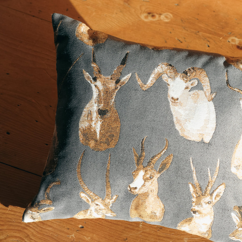 Antlers - cuscino con fiocchi di legno di cirmolo