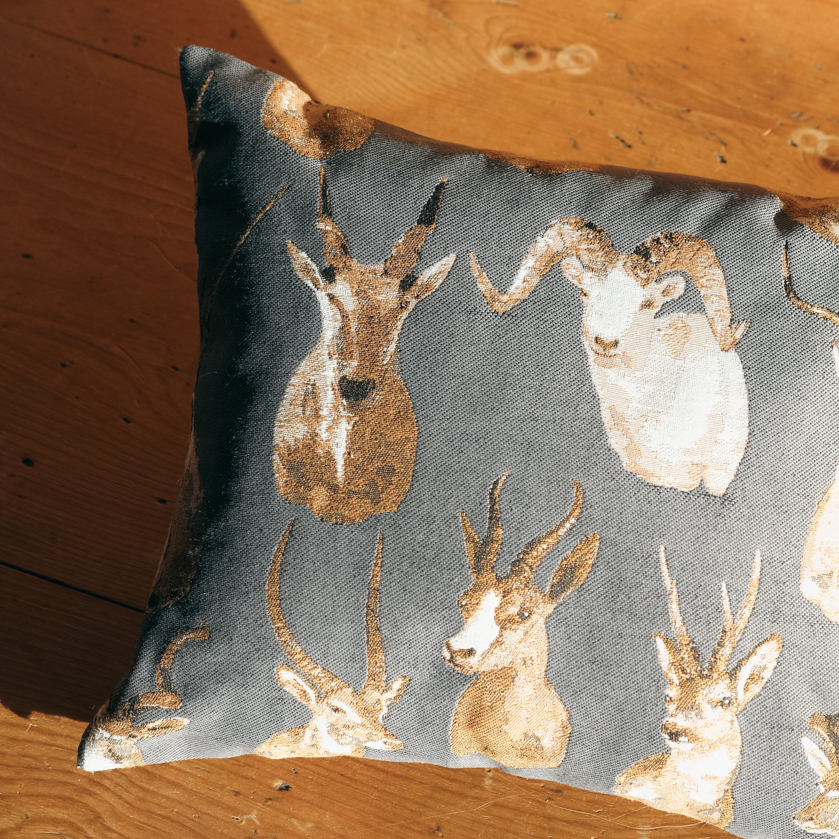 Antlers - cuscino con fiocchi di legno di cirmolo