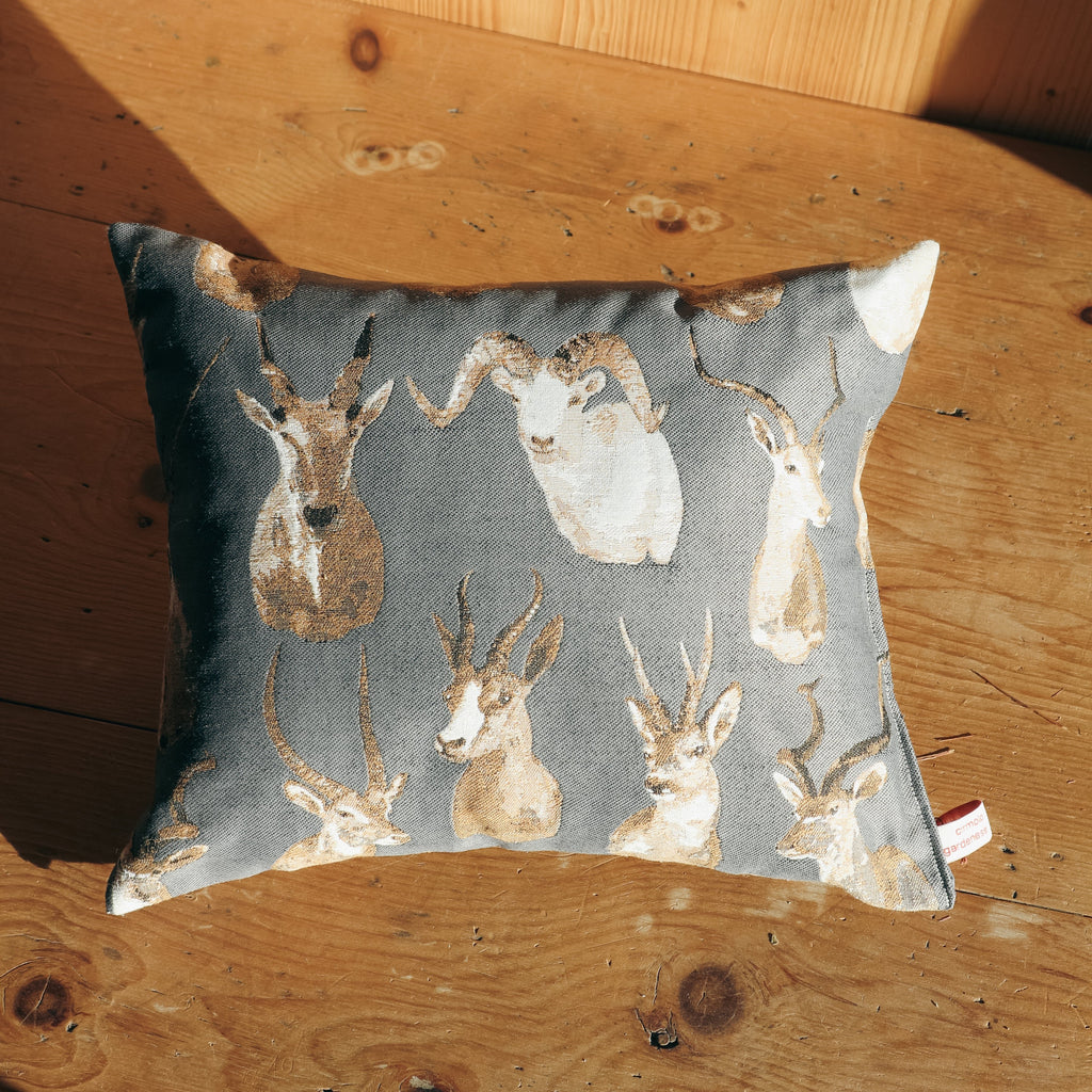 Antlers - cuscino con fiocchi di legno di cirmolo