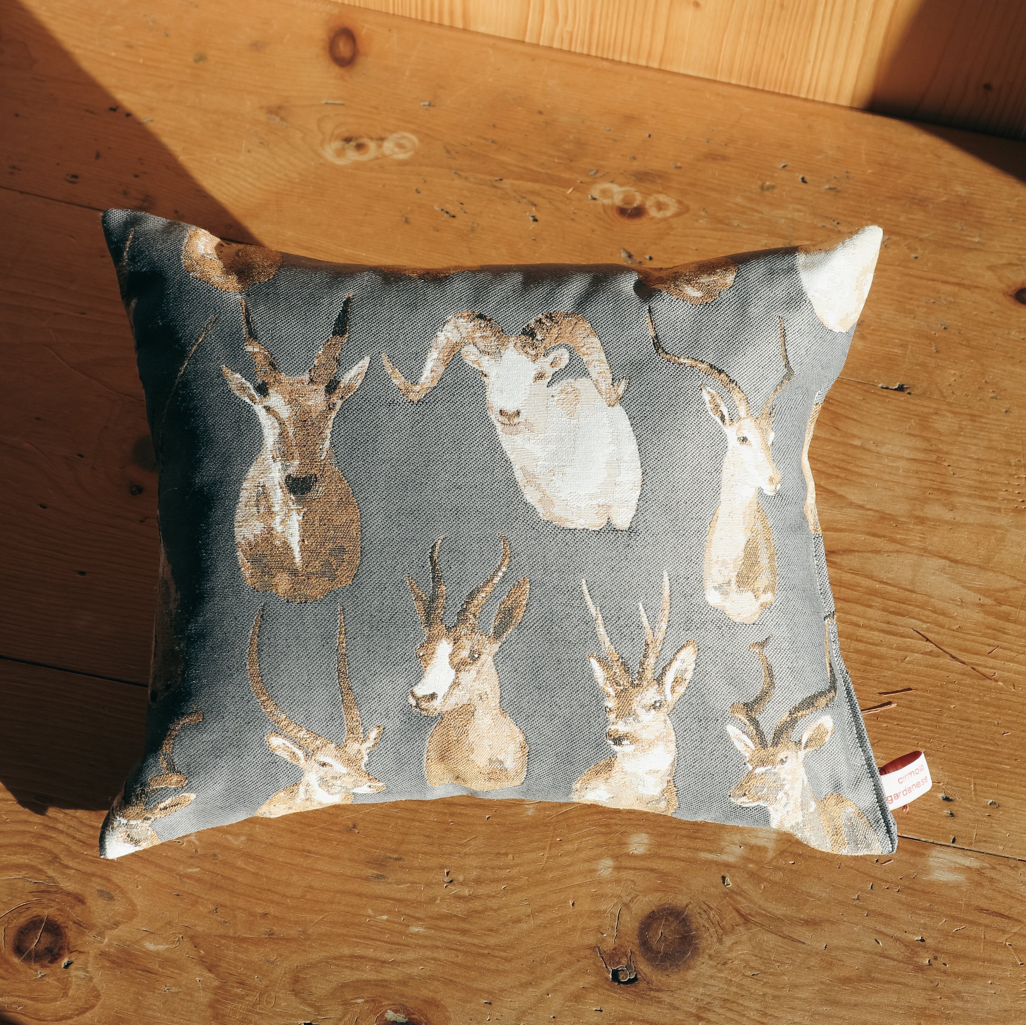 Antlers - cuscino con fiocchi di legno di cirmolo