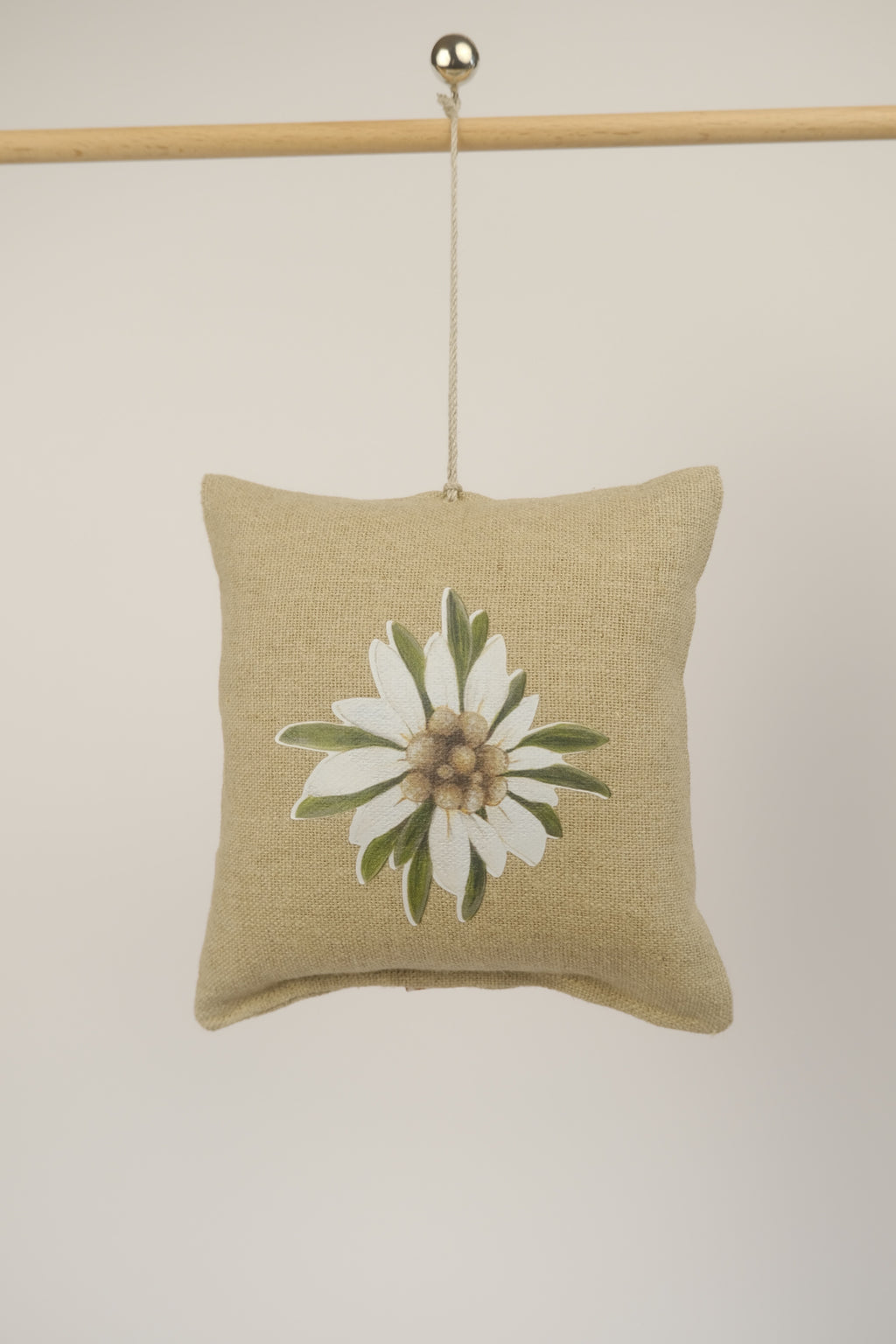 Cuscinetto con stampa alpina imbottito di trucioli di legno di cirmolo