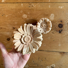 Lade das Bild in den Galerie-Viewer, Rose aus Zirbenholz
