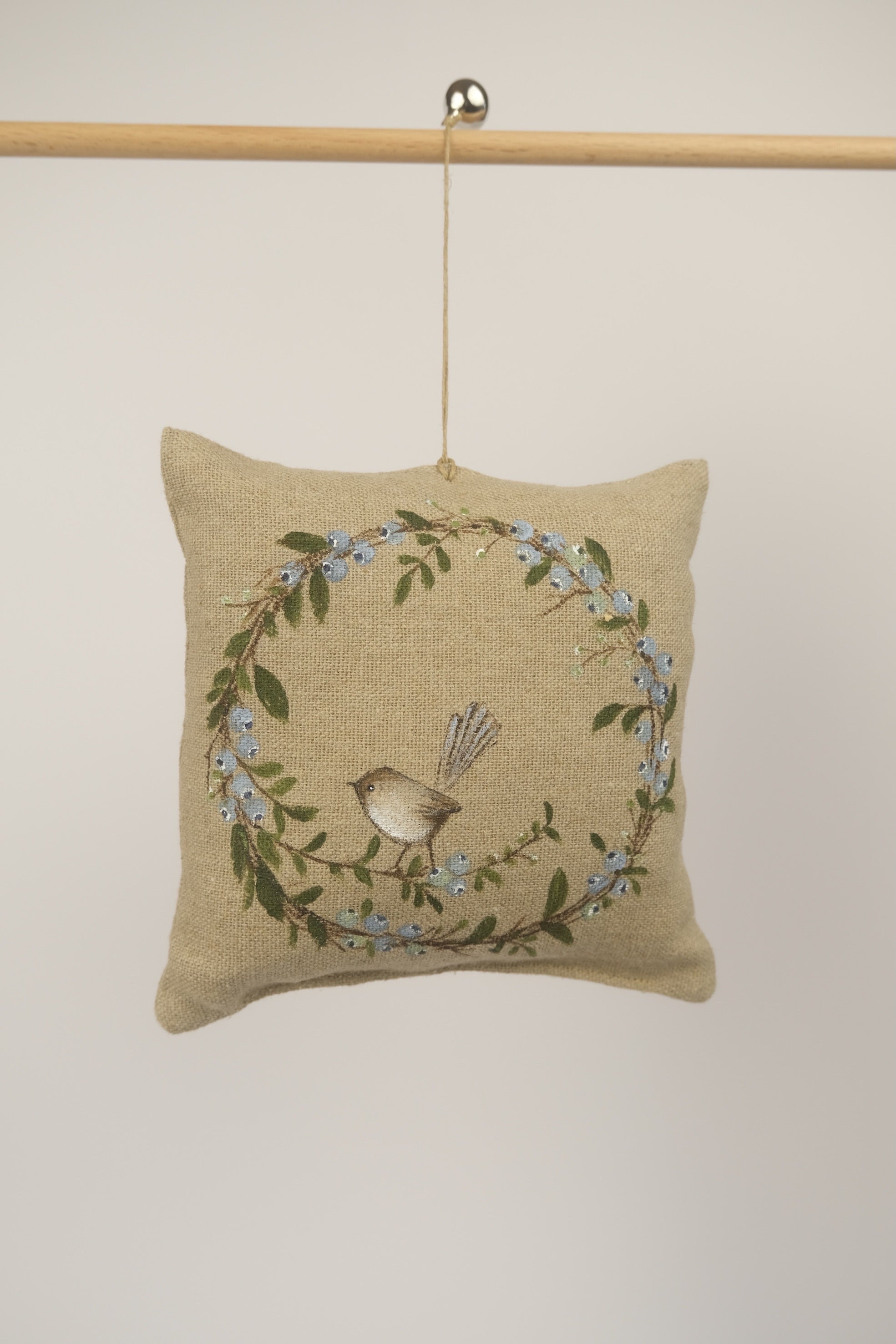 Uccellino e fiori azzurri - cuscino con trucioli di cirmolo dipinto a mano