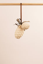 Carica l&#39;immagine nel visualizzatore di Gallery, Pigna doppia in legno di cirmolo da appendere
