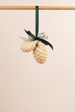Carica l&#39;immagine nel visualizzatore di Gallery, Pigna doppia in legno di cirmolo da appendere
