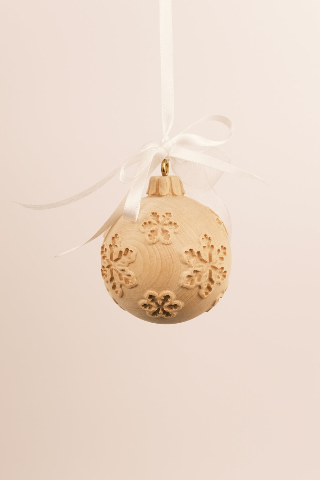 Kugel geschnitzt mit kleinem Engel