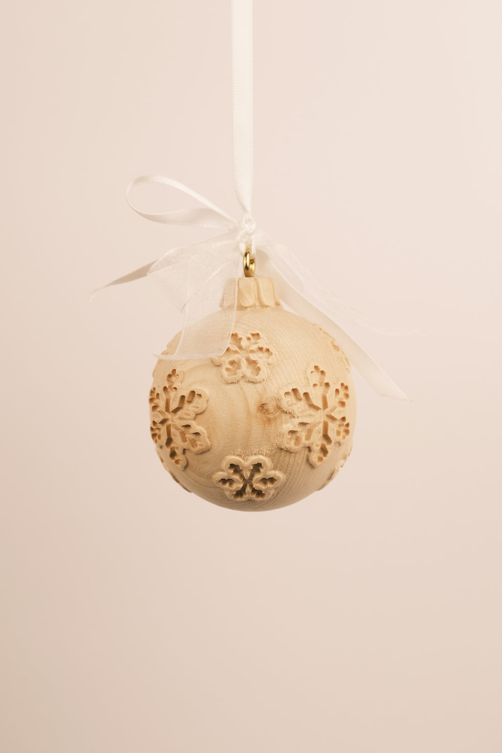 Kugel geschnitzt mit kleinem Engel