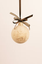 Kugel geschnitzt mit kleinem Engel