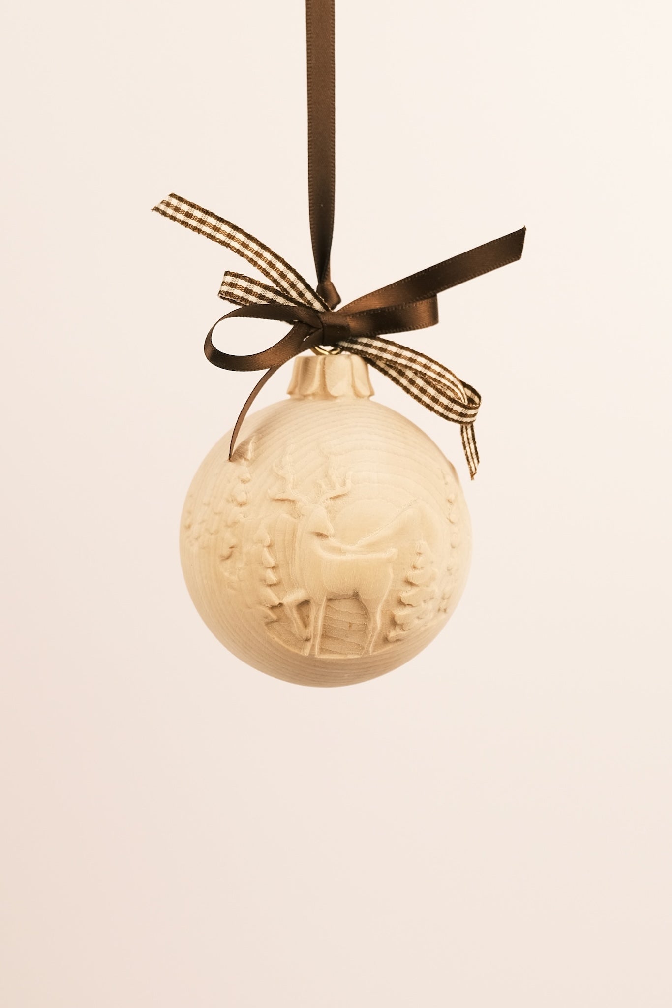 Kugel geschnitzt mit kleinem Engel