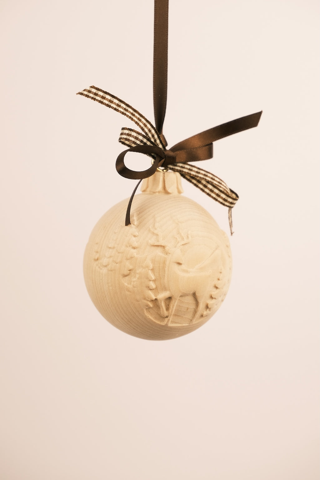 Kugel geschnitzt mit kleinem Engel