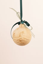 Kugel geschnitzt mit kleinem Engel