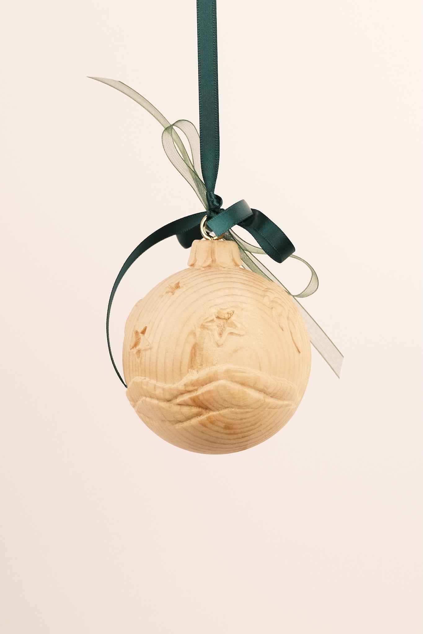 Kugel geschnitzt mit kleinem Engel