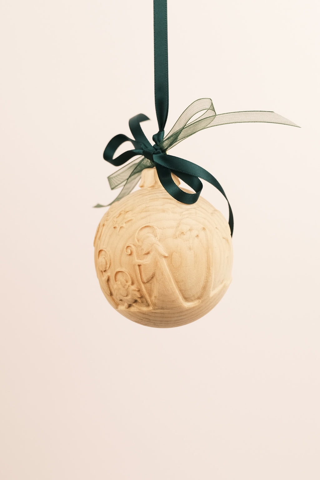 Kugel geschnitzt mit kleinem Engel