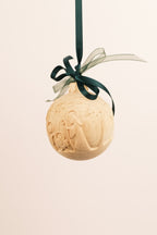 Kugel geschnitzt mit kleinem Engel