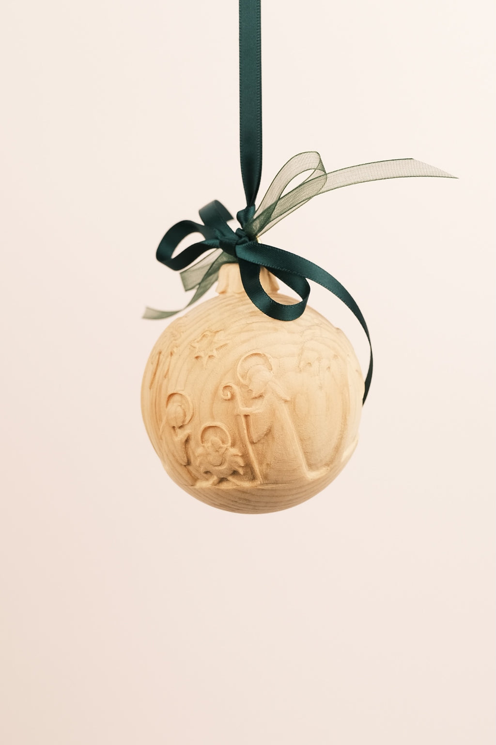 Kugel geschnitzt mit kleinem Engel