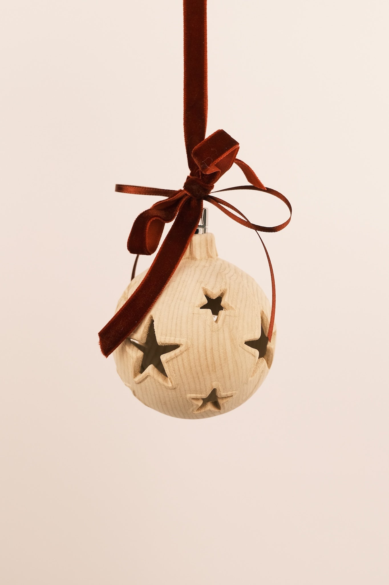 Sfera che si illumina intagliata in cirmolo