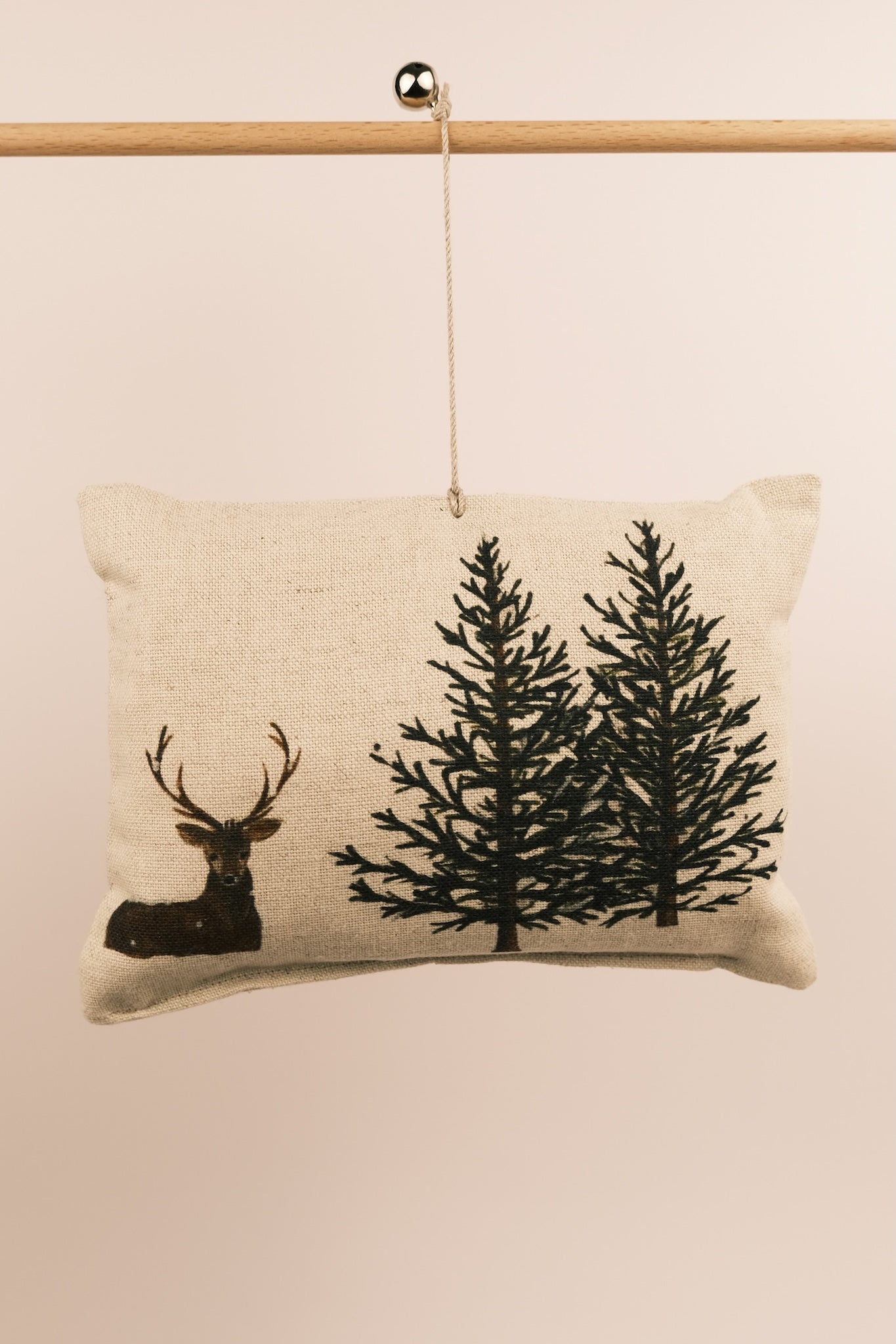 Aspettando la neve - cuscinetto con fiocchi di legno di cirmolo