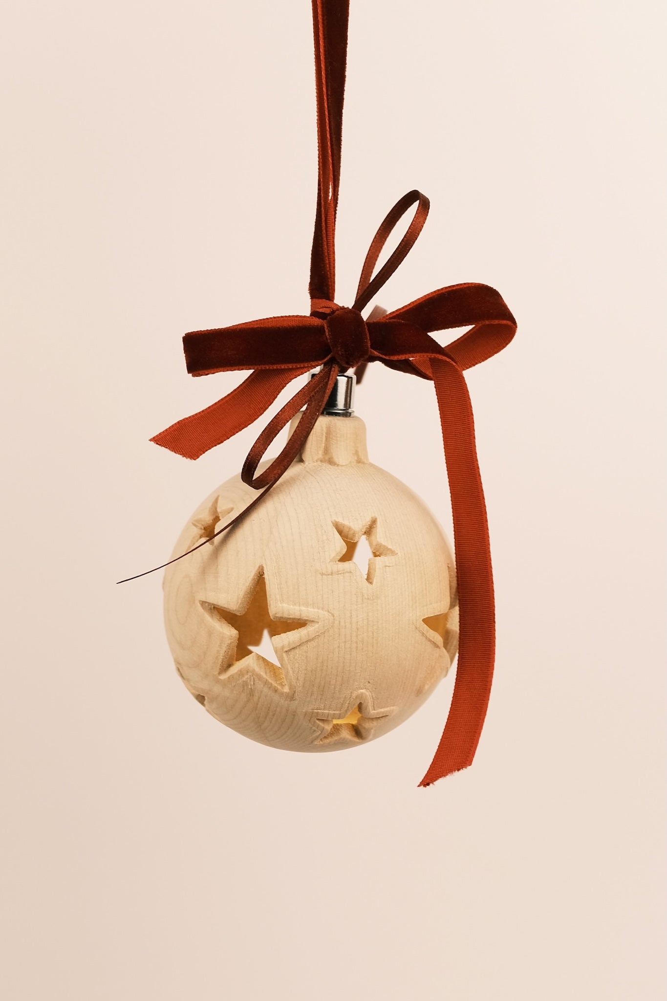 Sfera che si illumina intagliata in cirmolo