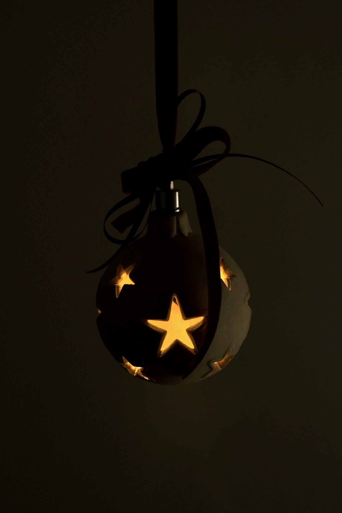 Sfera che si illumina intagliata in cirmolo