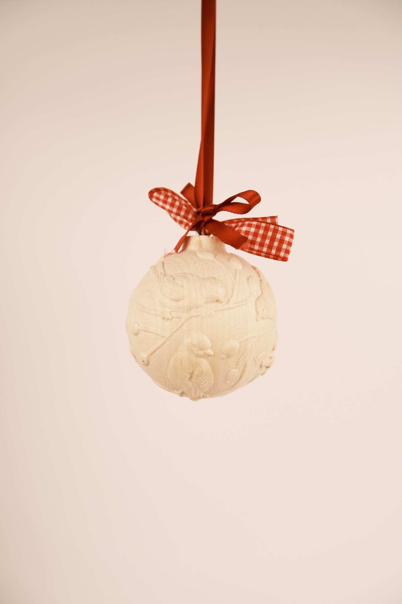 Mit Vögeln geschnitzte Kugel