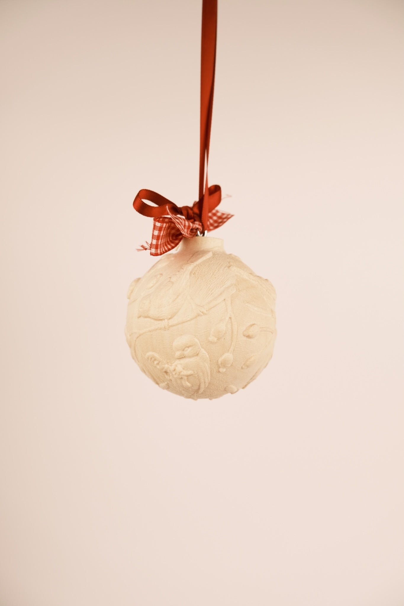 Mit Vögeln geschnitzte Kugel