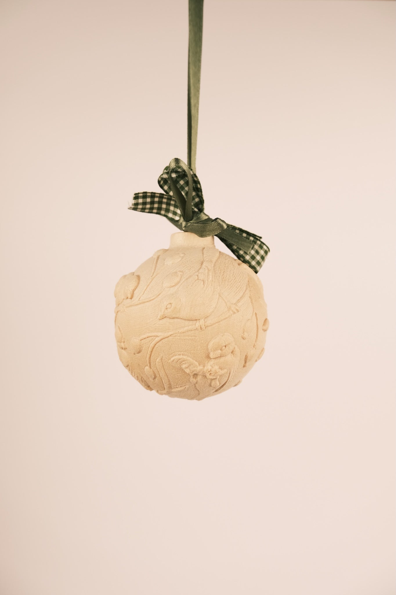 Mit Vögeln geschnitzte Kugel