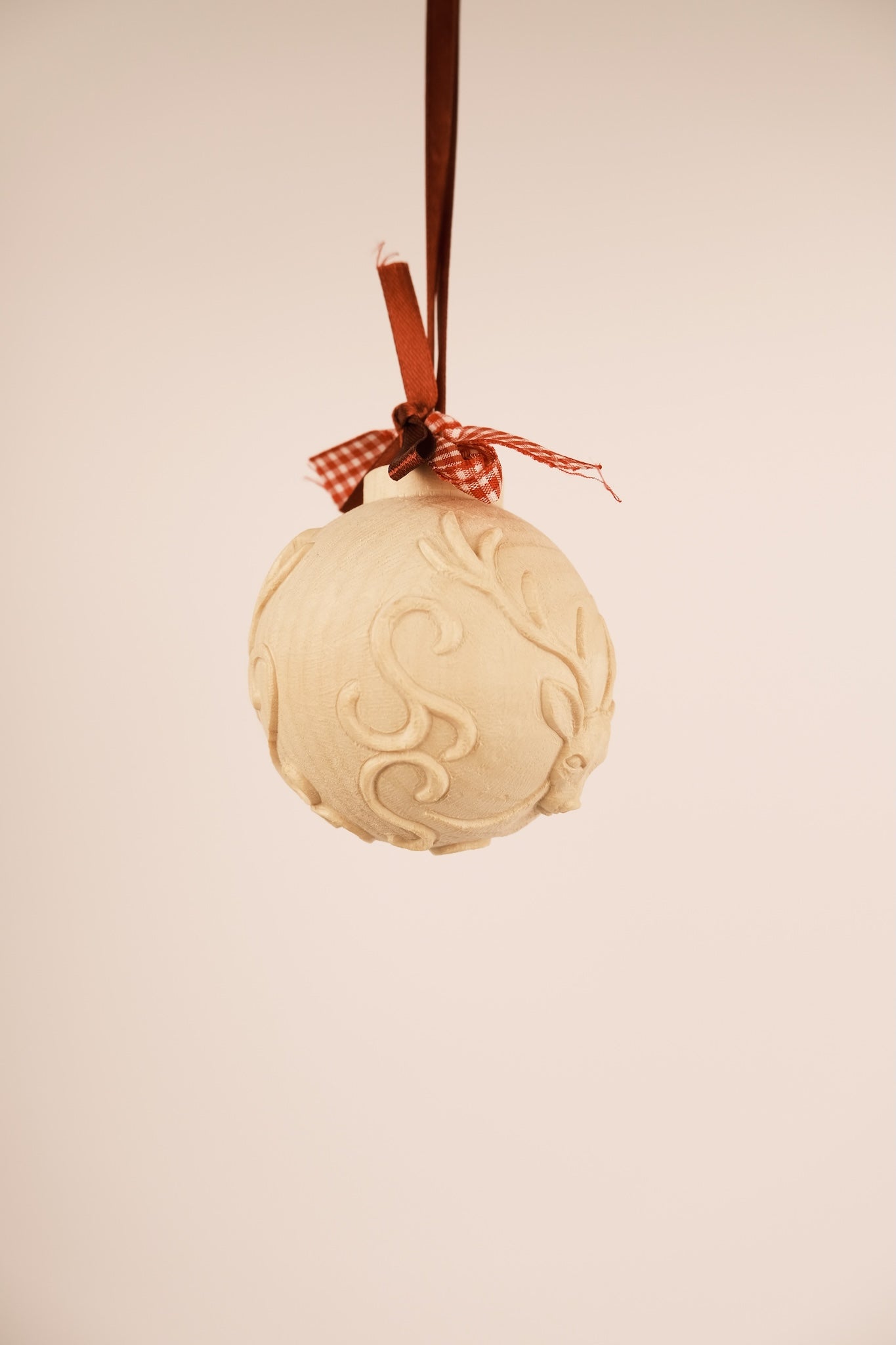 Mit Hirschen geschnitzte Kugel