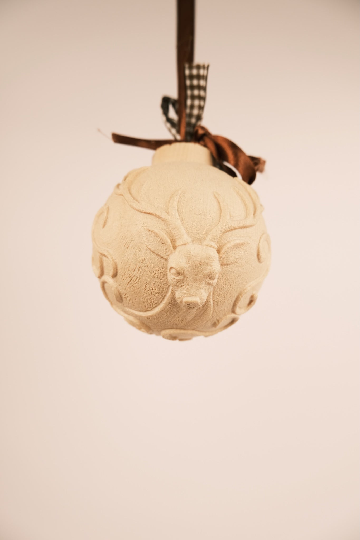 Mit Hirschen geschnitzte Kugel