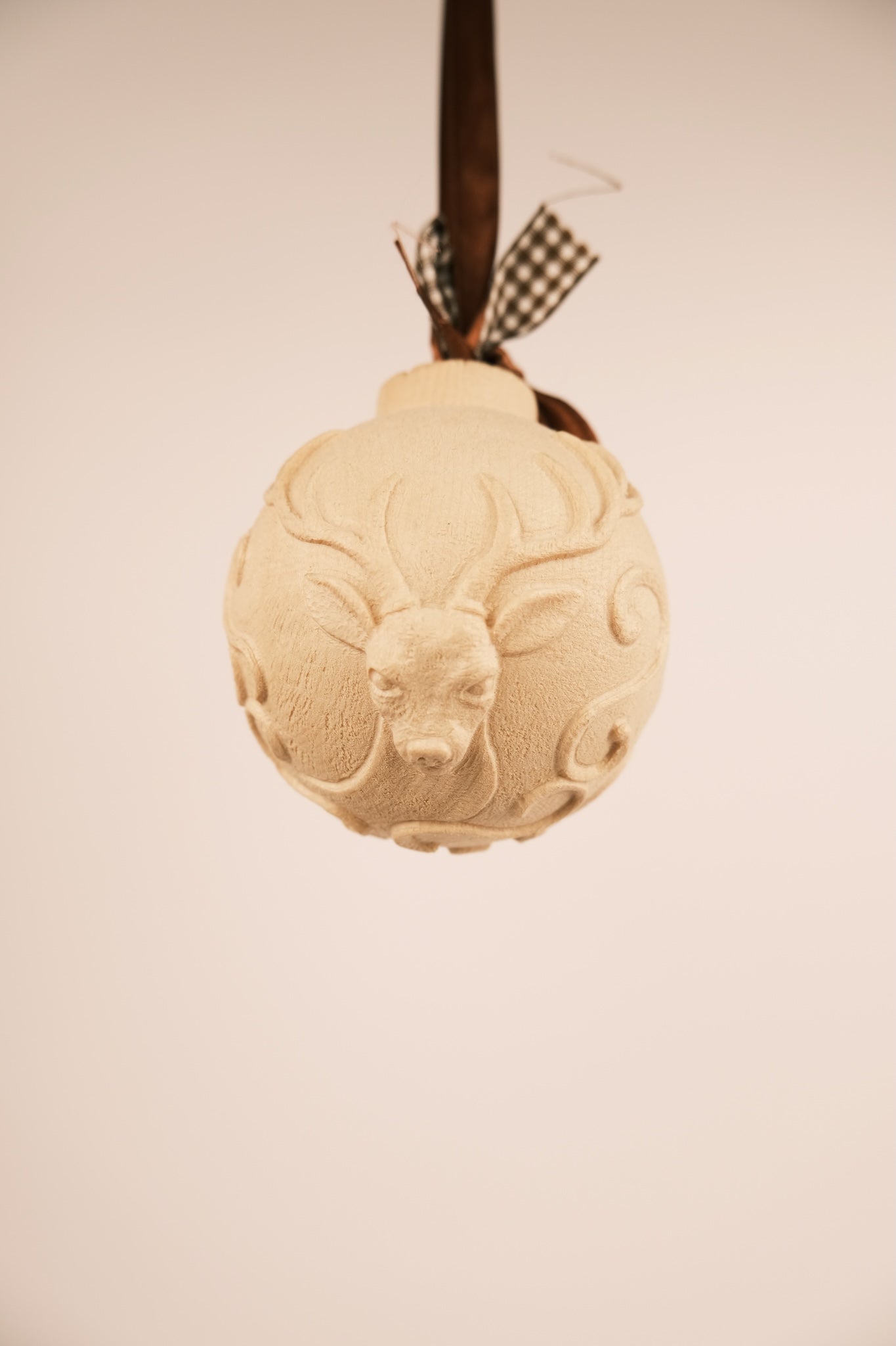 Mit Hirschen geschnitzte Kugel