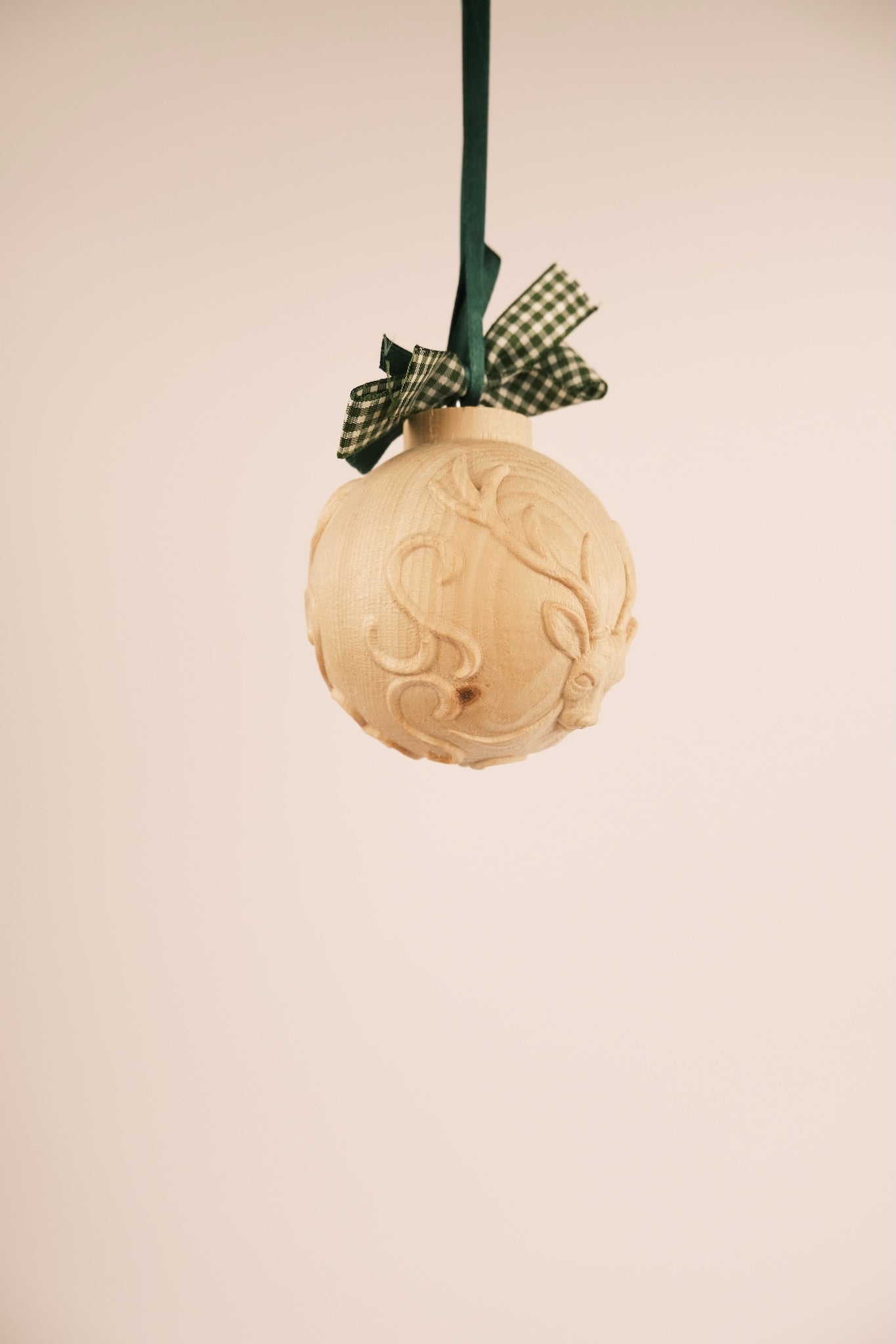 Mit Hirschen geschnitzte Kugel