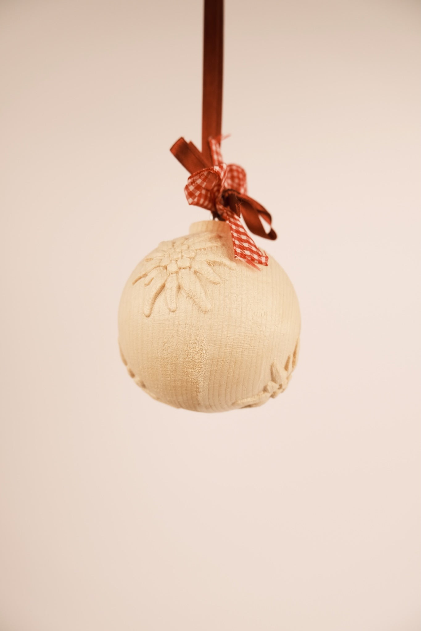 Sfera in legno con stelle alpine