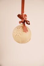 Sfera in legno con stelle alpine