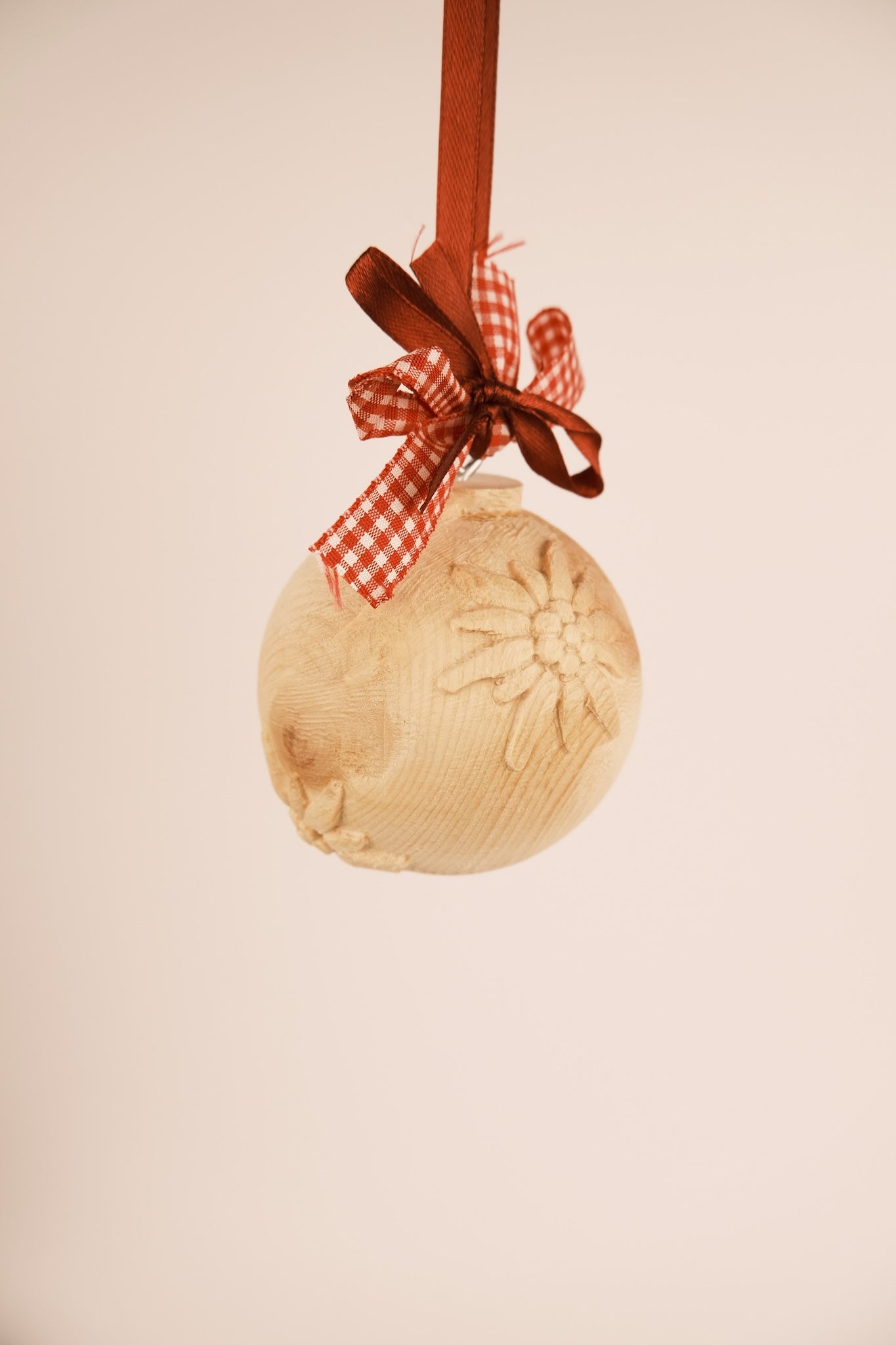 Sfera in legno con stelle alpine