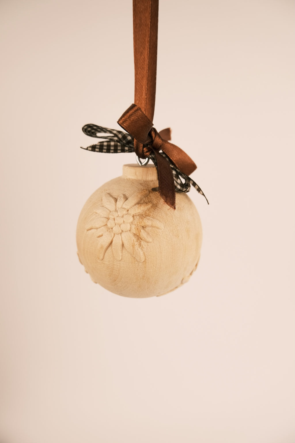 Sfera in legno con stelle alpine