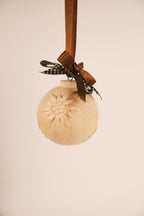 Sfera in legno con stelle alpine