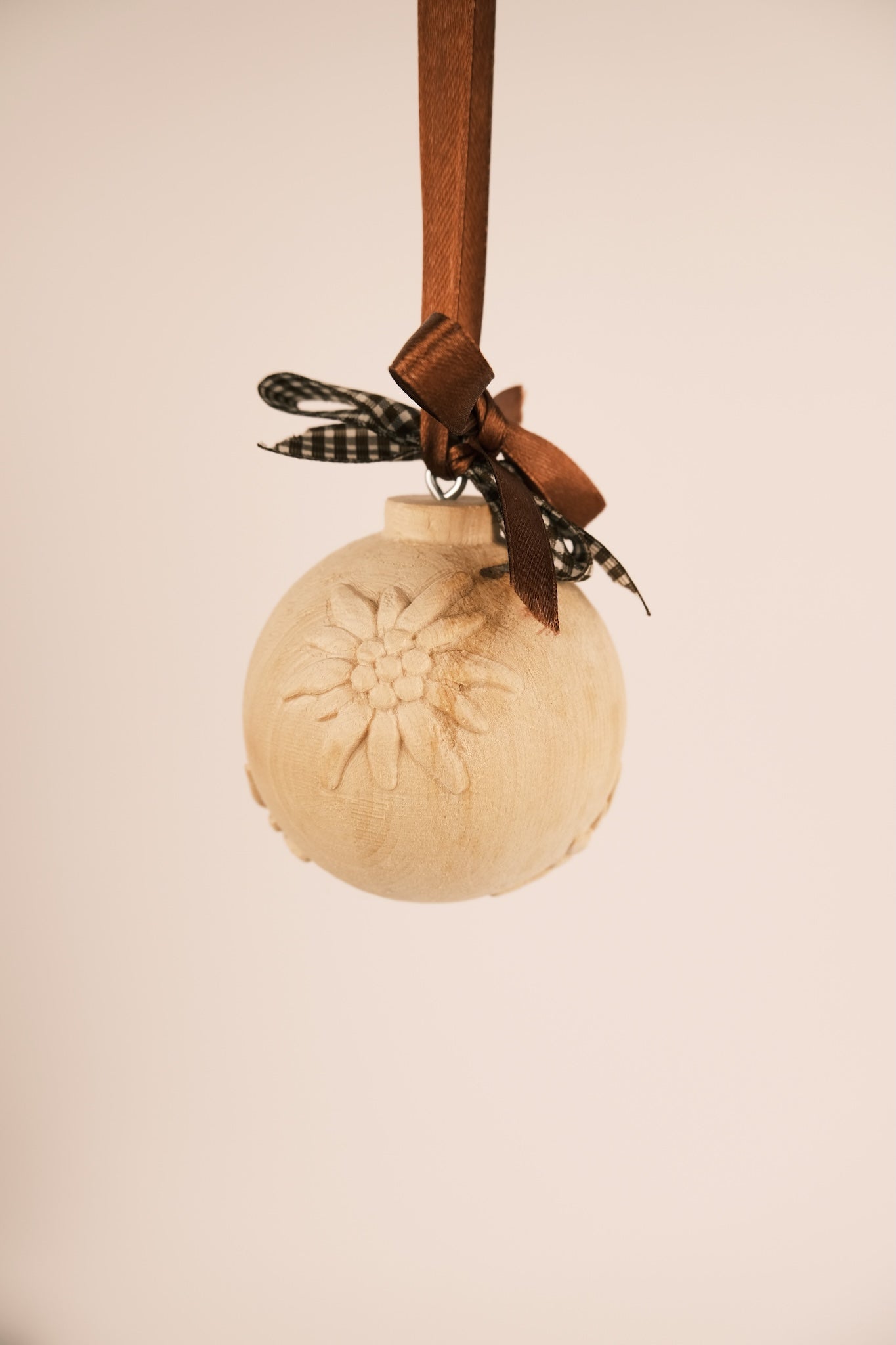 Sfera in legno con stelle alpine