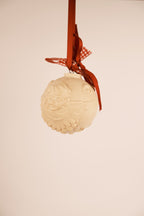 Kugel geschnitzt mit kleinem Engel