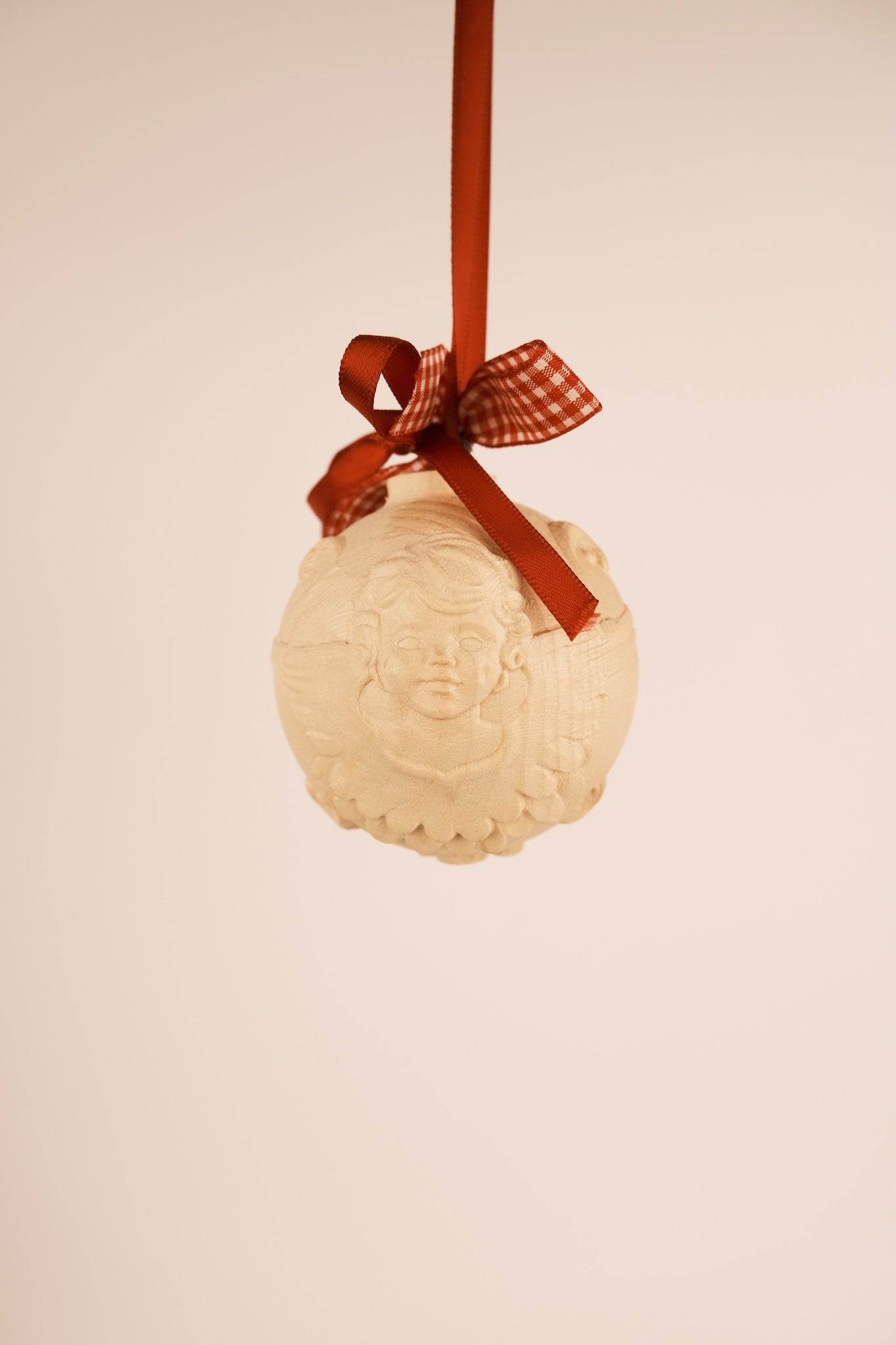 Kugel geschnitzt mit kleinem Engel