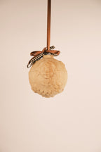 Kugel geschnitzt mit kleinem Engel