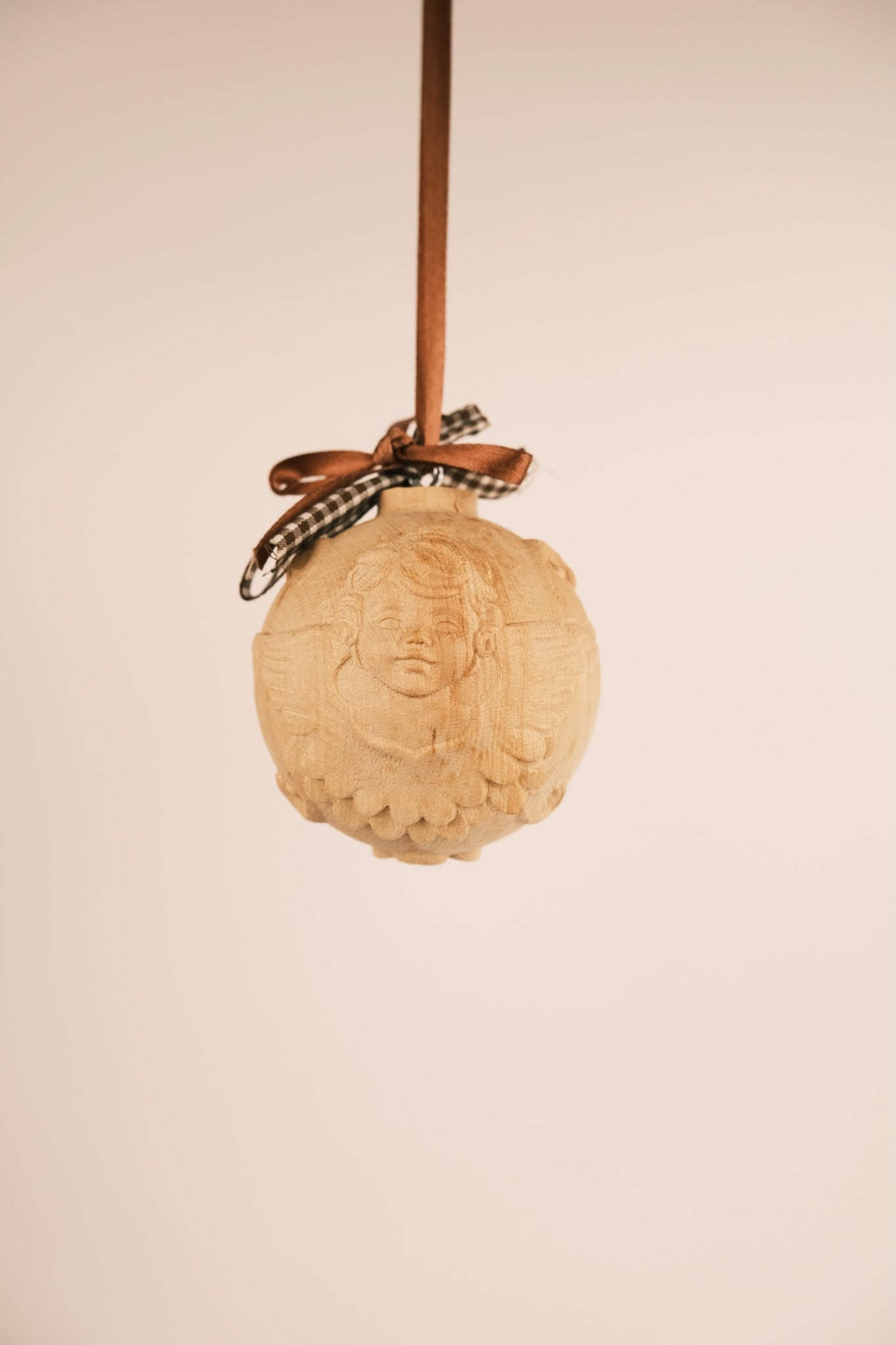 Kugel geschnitzt mit kleinem Engel