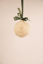 Kugel geschnitzt mit kleinem Engel