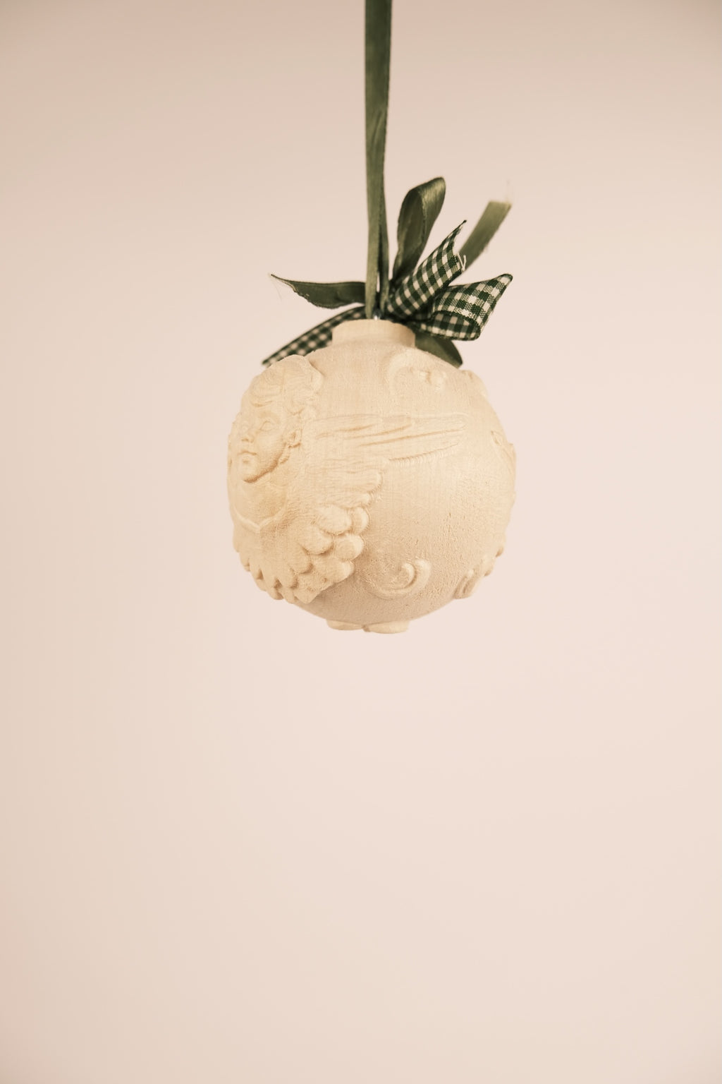 Kugel geschnitzt mit kleinem Engel