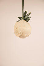 Kugel geschnitzt mit kleinem Engel