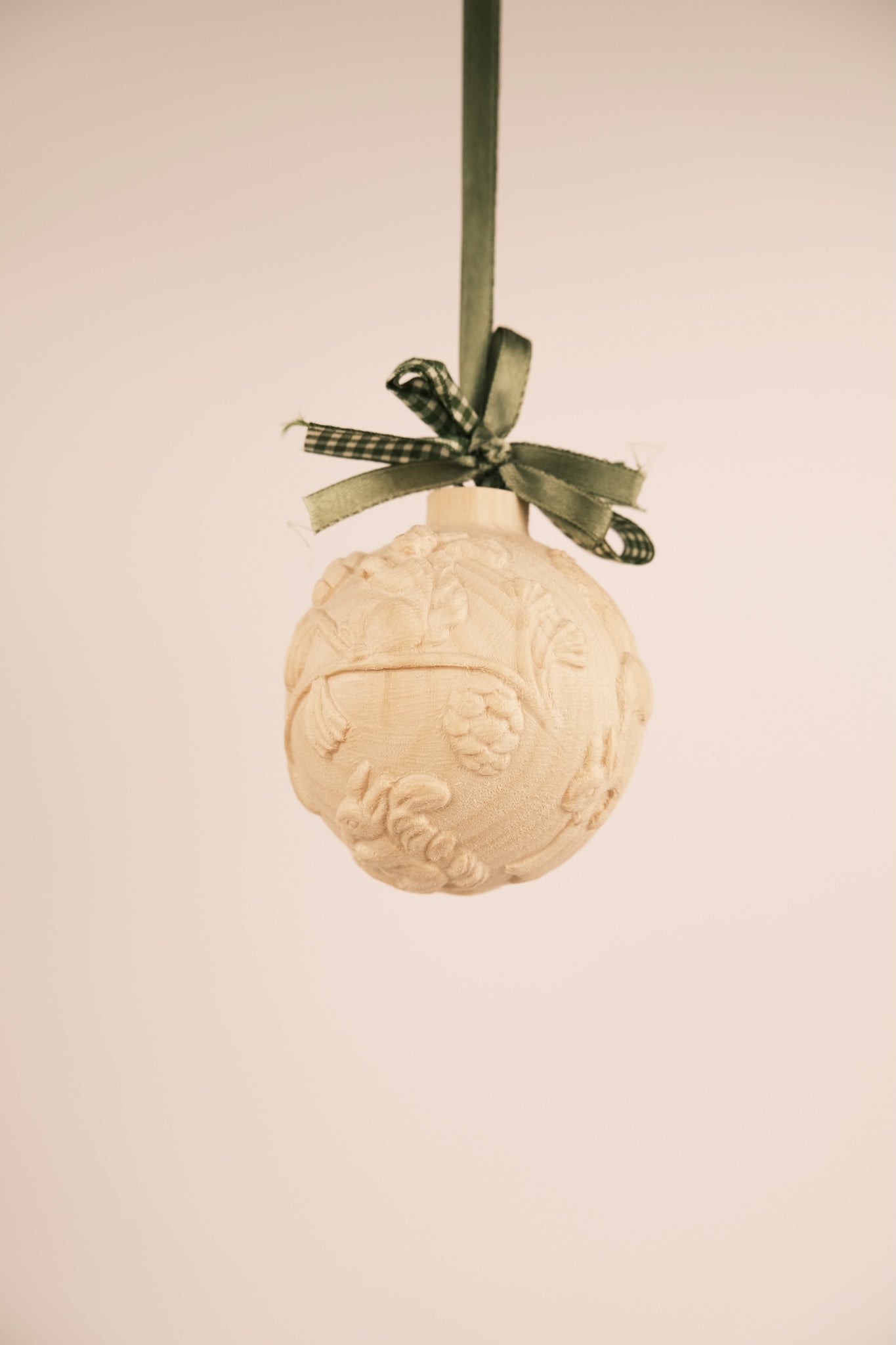 Kugel mit Eichhörnchen geschnitzt