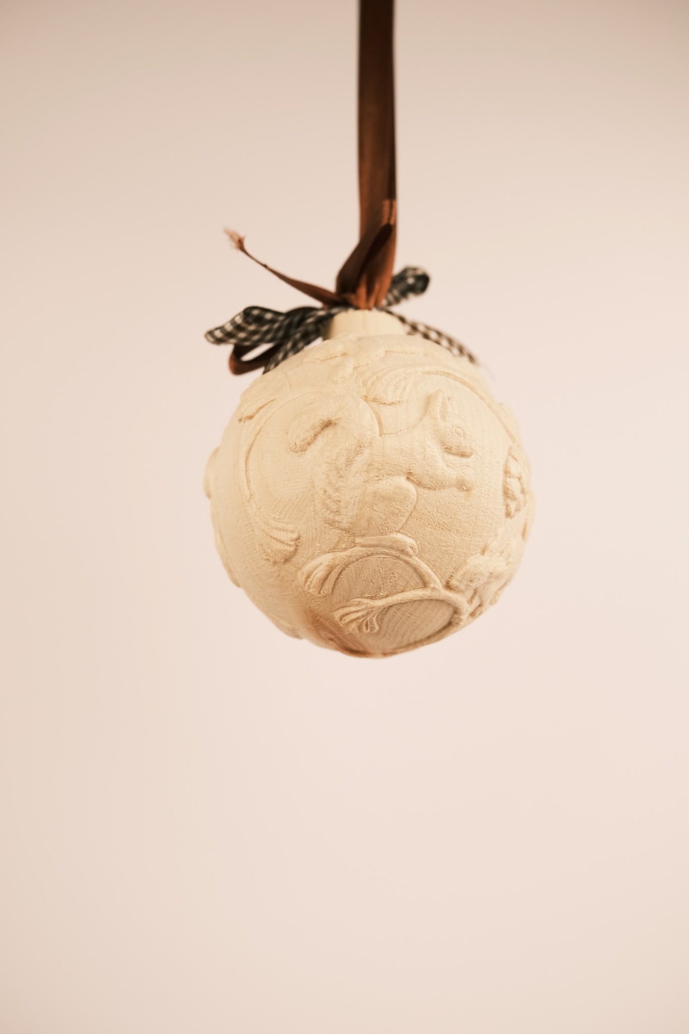 Kugel mit Eichhörnchen geschnitzt