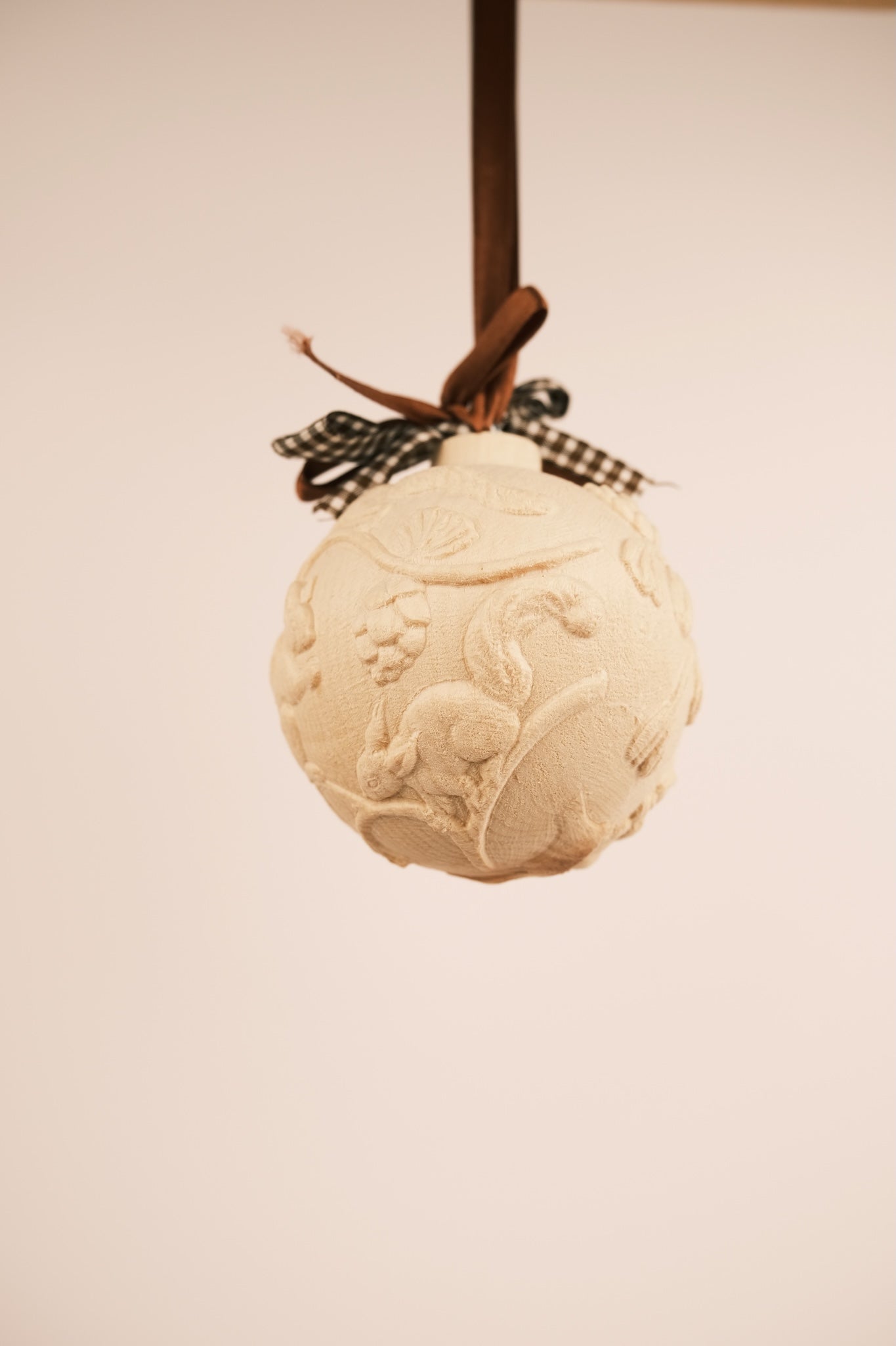 Kugel mit Eichhörnchen geschnitzt