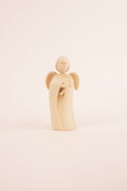 Kleiner Engel mit Kerze in der Hand